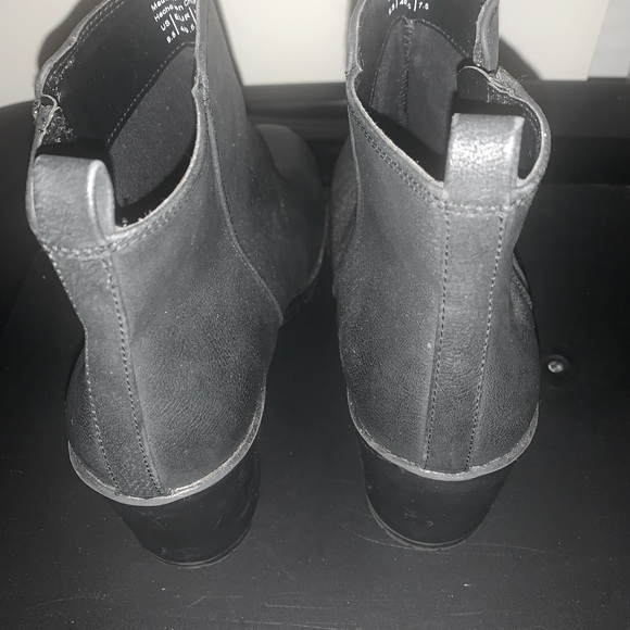 Woman’s Short Black Boot with chunky heel. Size 9 - Picture 4 of 4